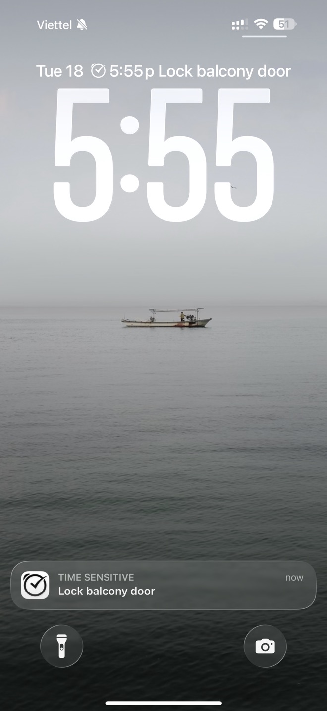 Lock Screen at 5:55 with one alert