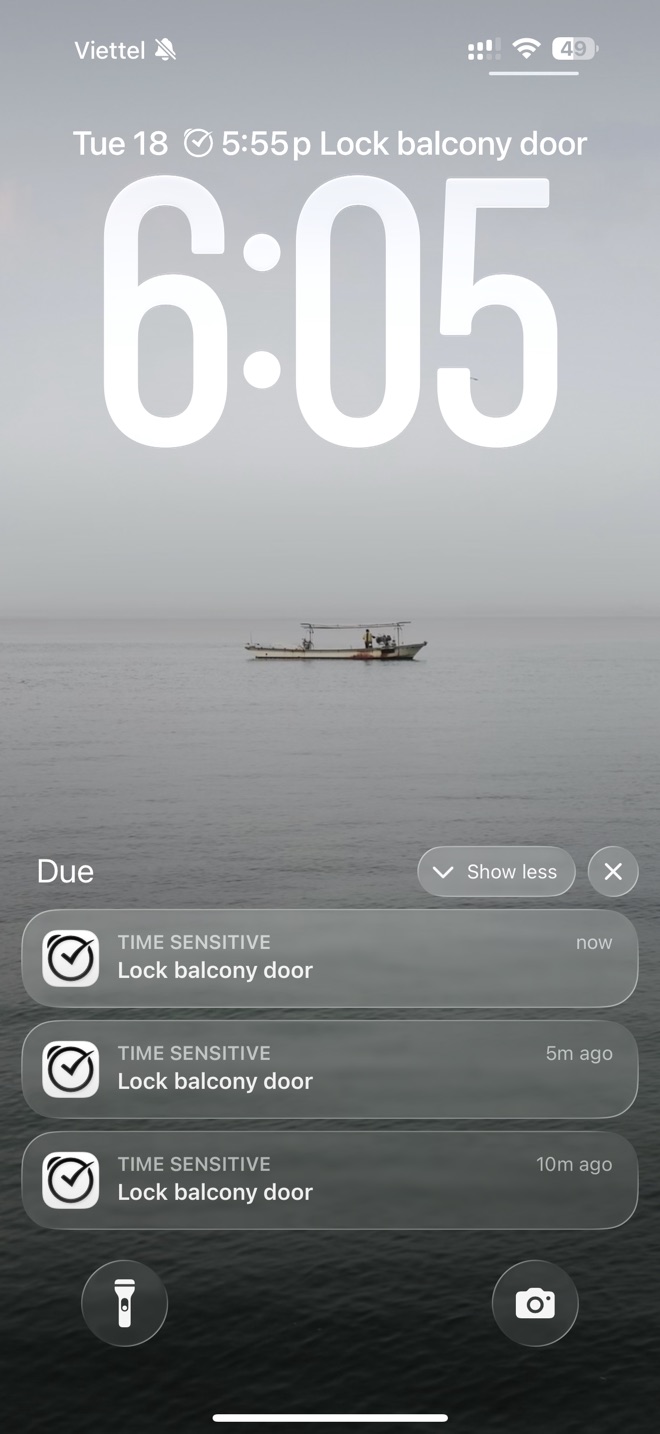Lock Screen at 6:05 with three alerts